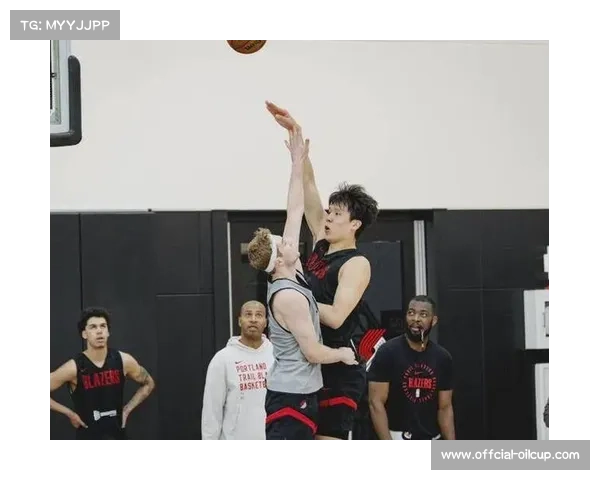 杨瀚森命中生涯首记三分,开拓者惨败雷霆仍现新星光芒 杨瀚森命中生涯首记三分,开拓者惨败雷霆仍现新星光芒